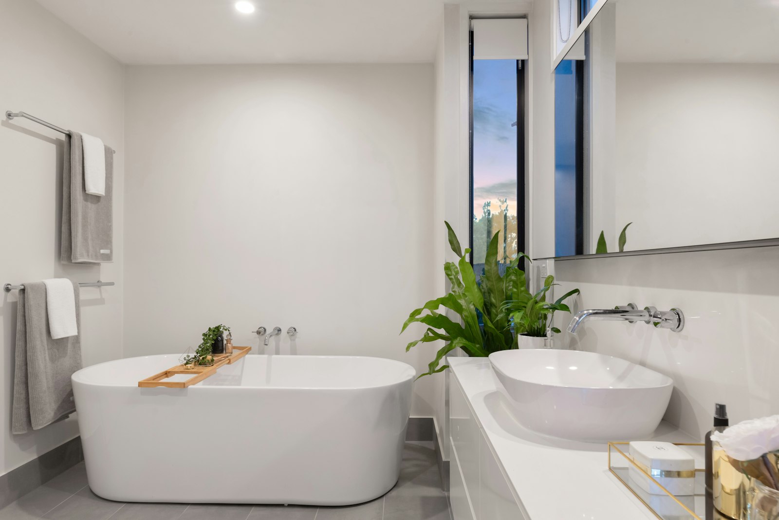 Salle de bains rénovée avec baignoire îlot
