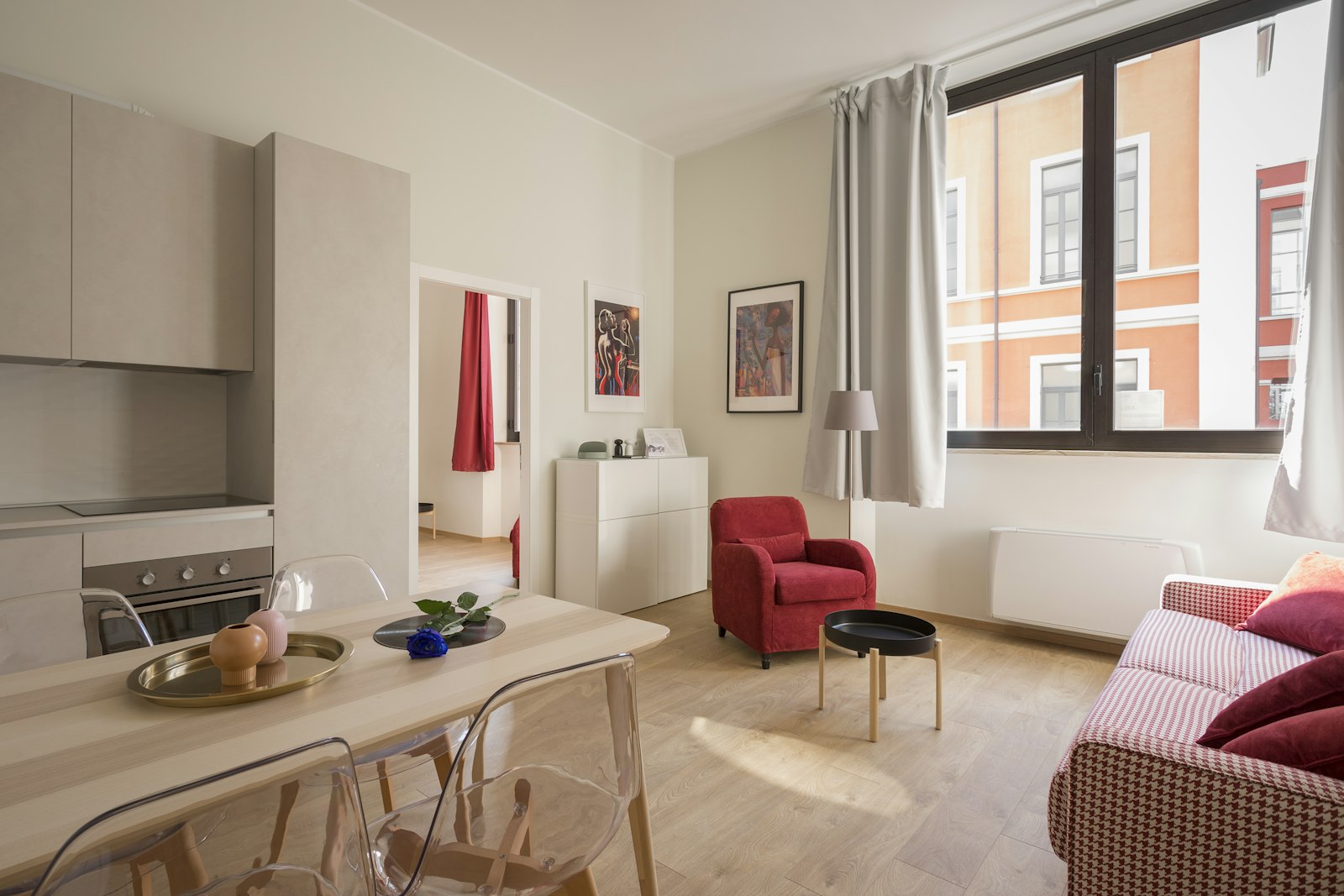 Appartement aménagé avec cuisine ouverte et coin salon
