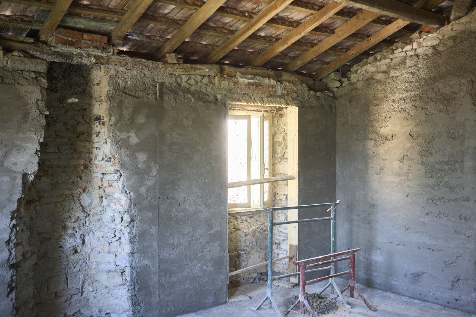 Pièce ancienne remise à nu avant rénovation complète