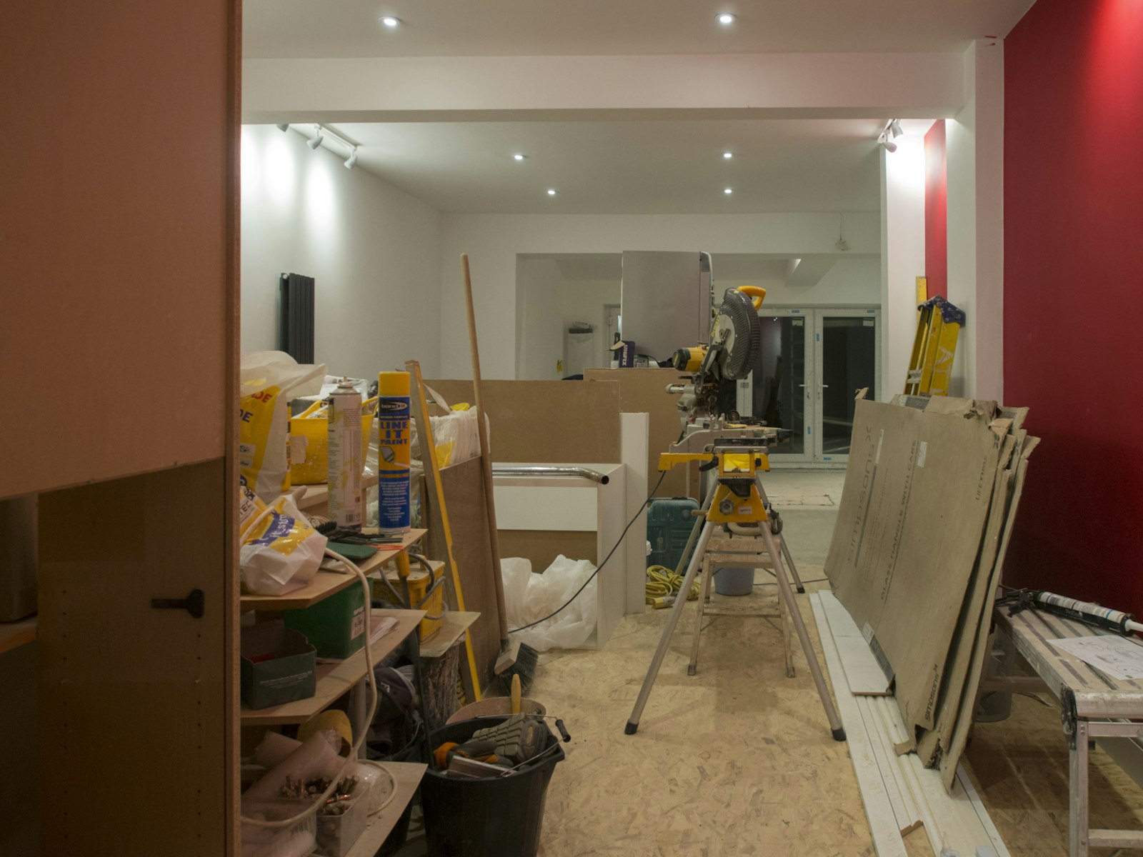 Cuisine en chantier avec outils et panneaux