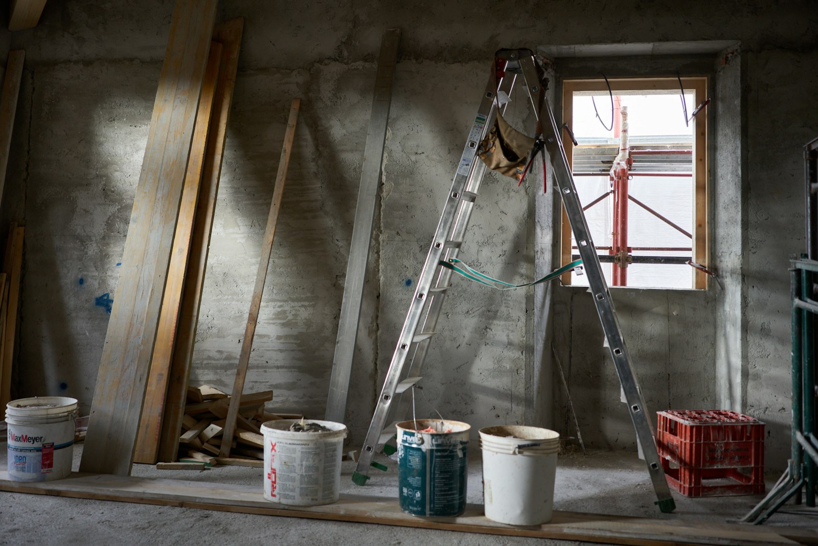 Pièce en cours de rénovation, échelle et enduits