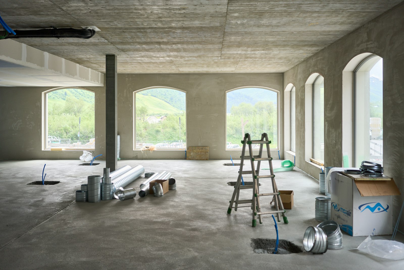Plateau en cours d'aménagement avec gaines de ventilation