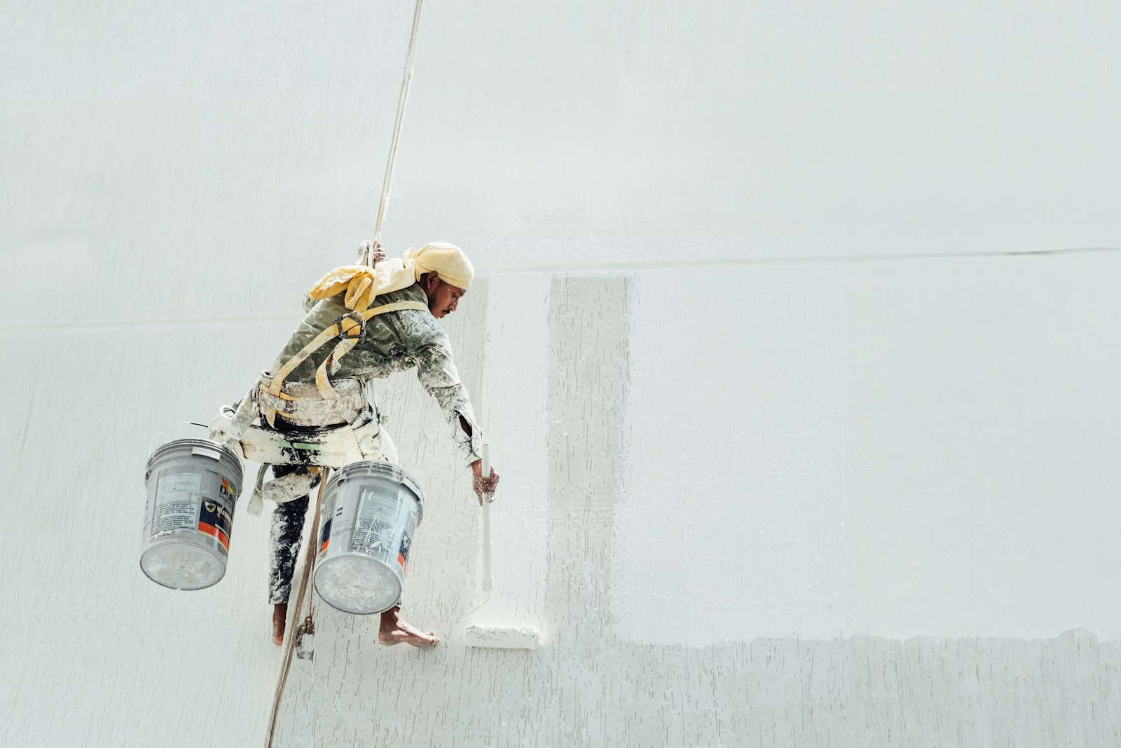 Peintre appliquant une peinture au rouleau