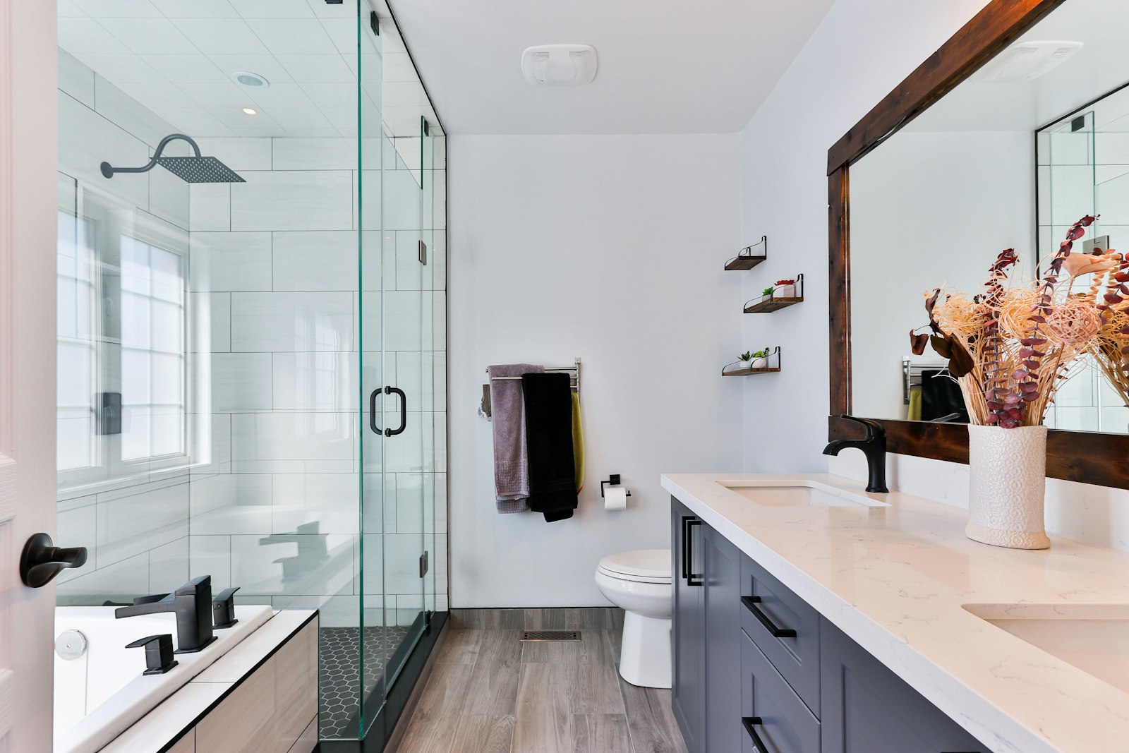 Salle de bains rénovée avec douche à l'italienne carrelée